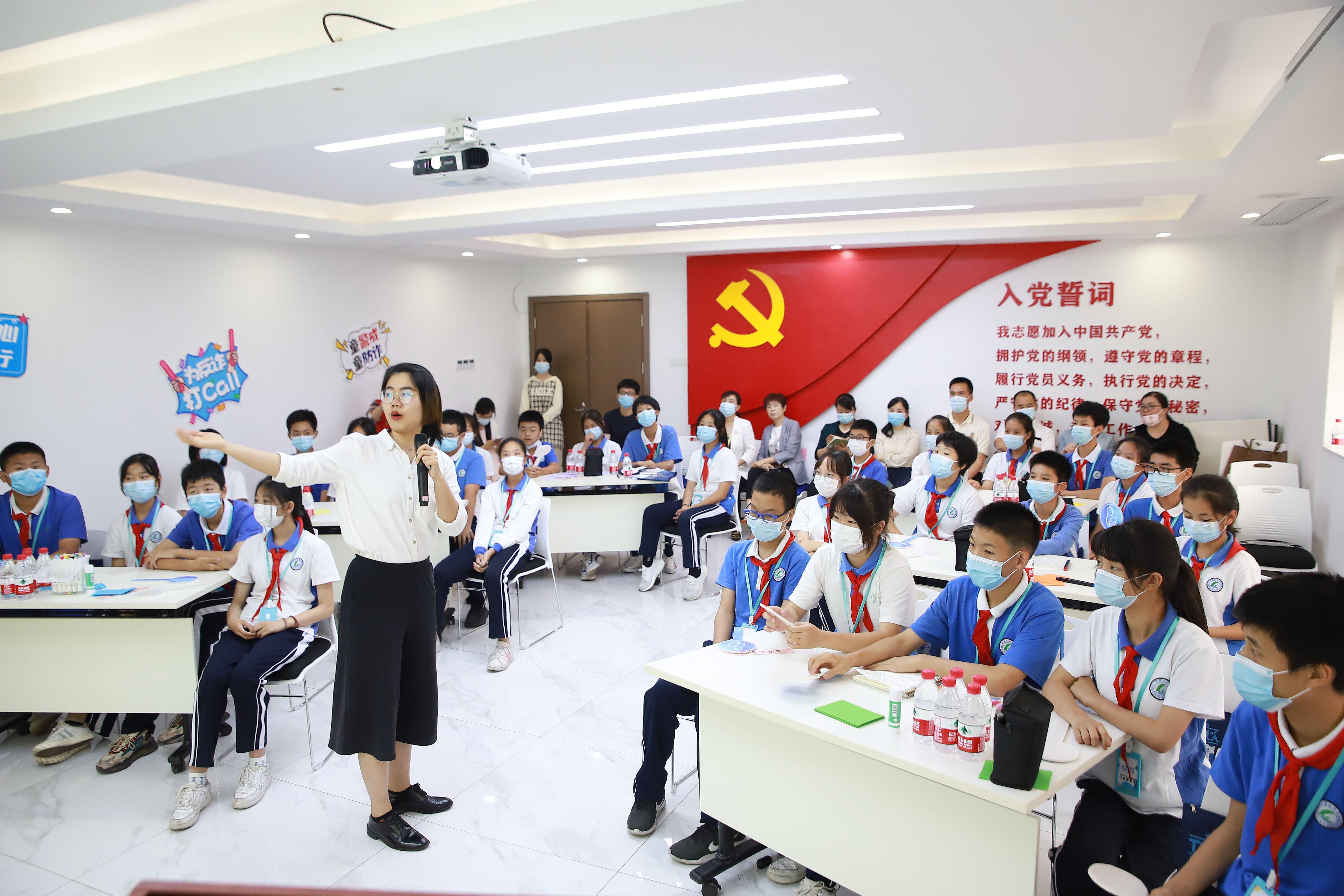 王巍,福田区妇联党组成员 四级调研员王忠库,莲花二村社区党委书记
