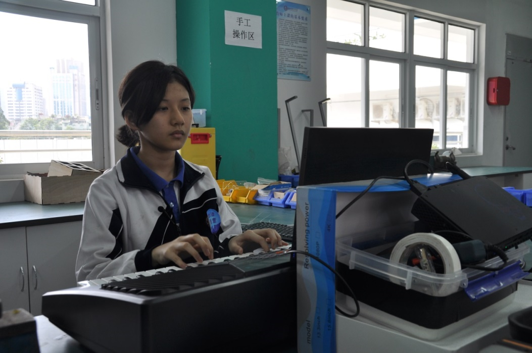 获得金奖的分别是科技中学初三(2)班陈上哲的《基于瞳孔识别技术的