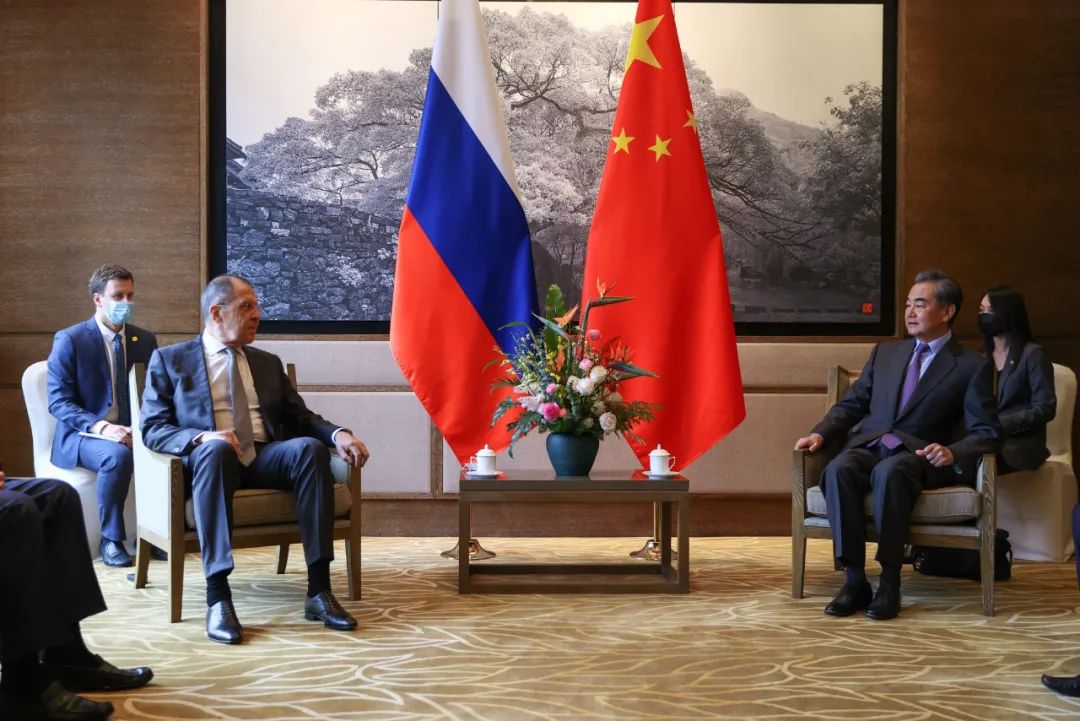 对于这一次拉夫罗夫外长访华,华春莹表示,双方将就中俄关系,双方在