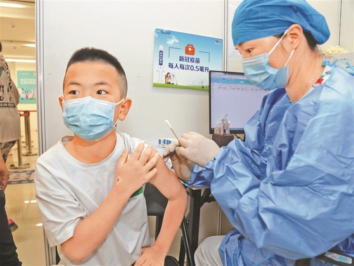 记者现场直击深圳3至11岁儿童开打疫苗学生接种时监护人需全程陪护