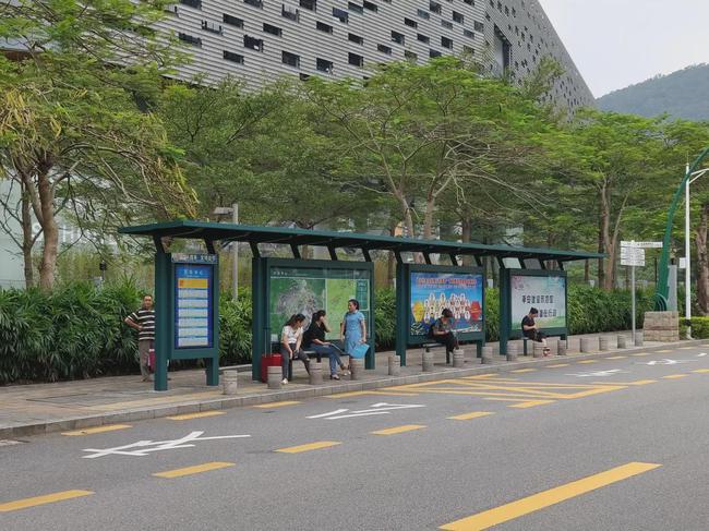 在深圳大家平常见到的公交站台都是长这样的.