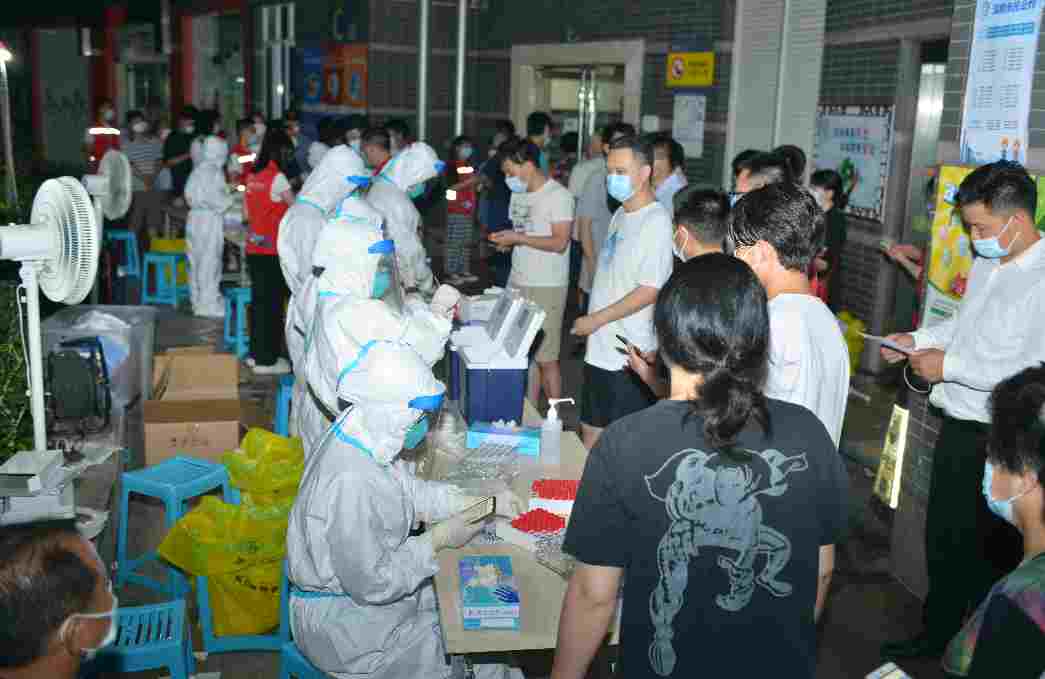 疫情有人忙到凌晨四五点直击深圳核酸检测现场这封手写信太感动