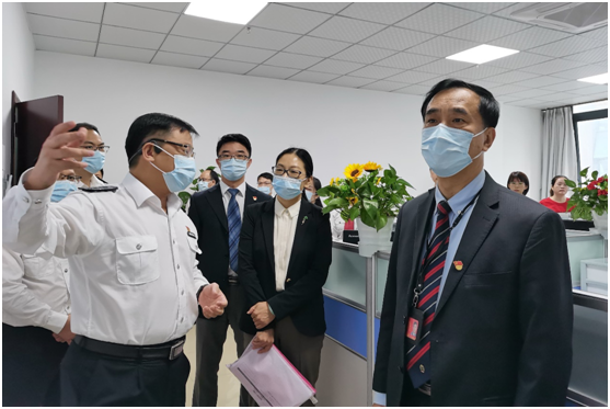 (何裕隆教授现场听取汇报)