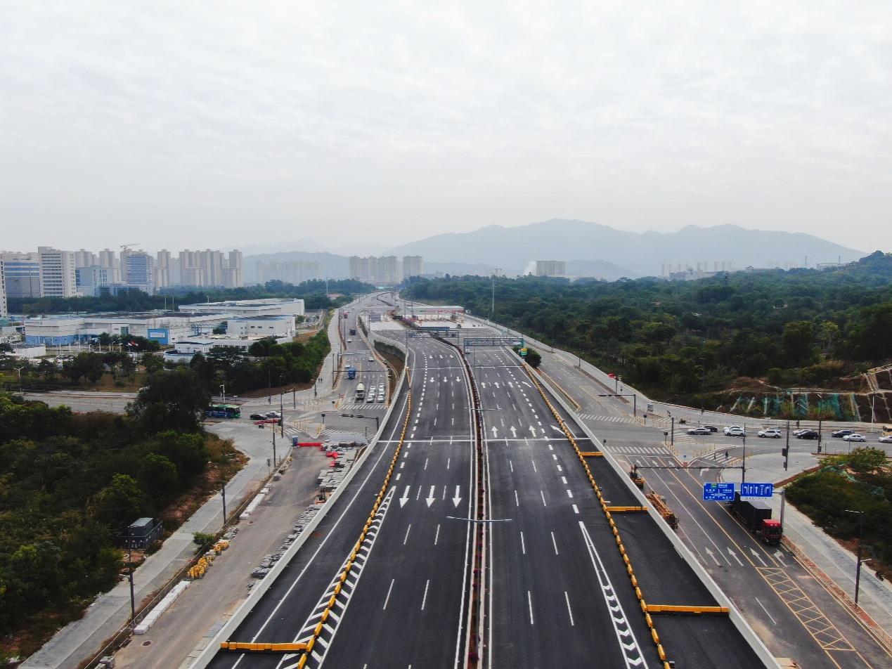 深圳外环高速公路深圳段二期工程今天正式通车