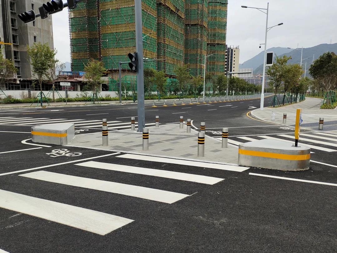 新型安全岛自行车道与人行道衔接处设置自行车道柔性防撞杆,间距为1