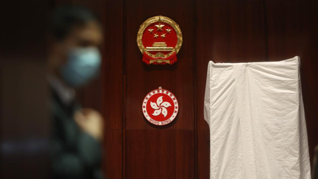 国徽今起长挂香港立法会会议厅丨香港一日