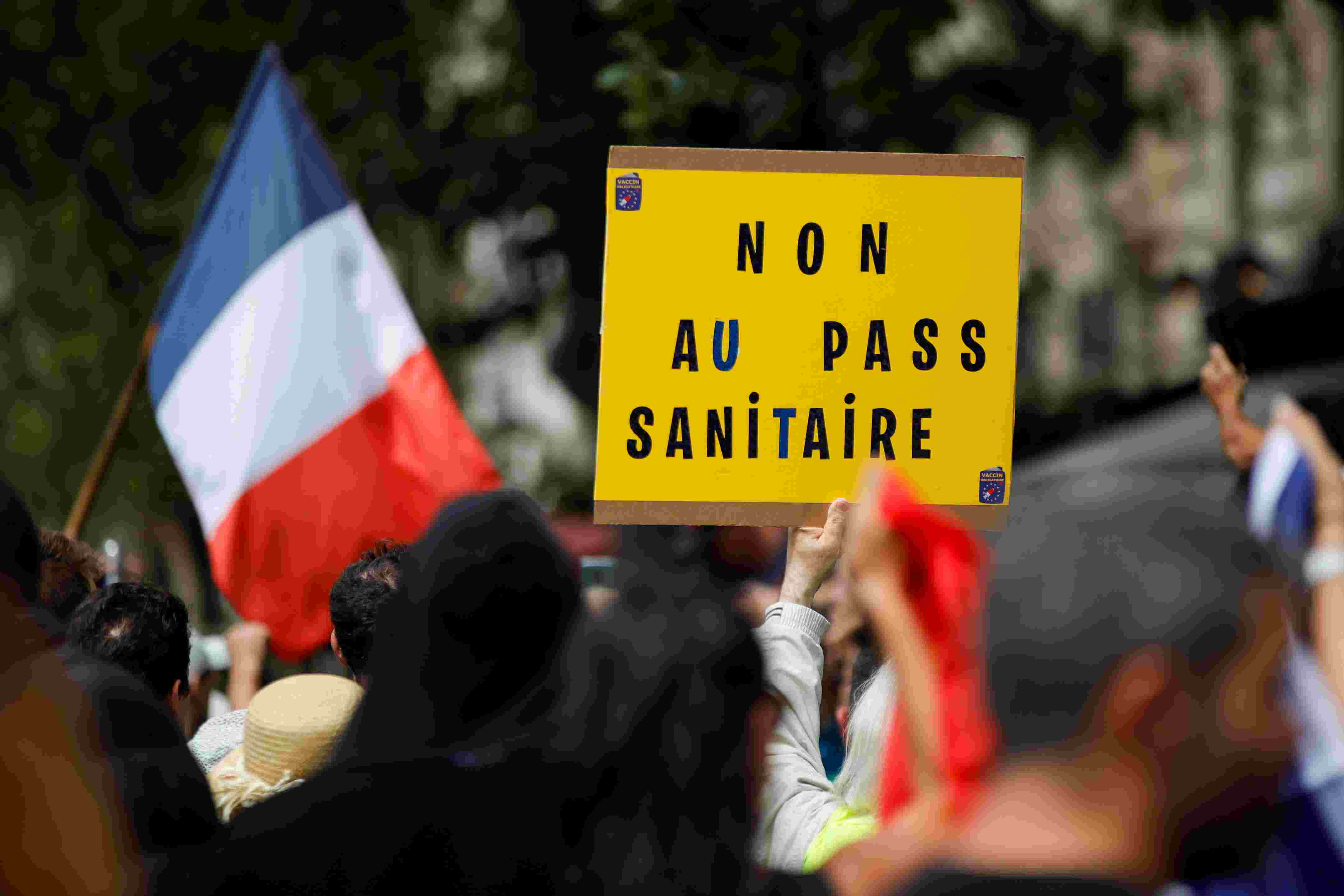 法国爆发上百万人抗议活动，马克龙急盼访华，验证秦刚外长一句话 - 哔哩哔哩