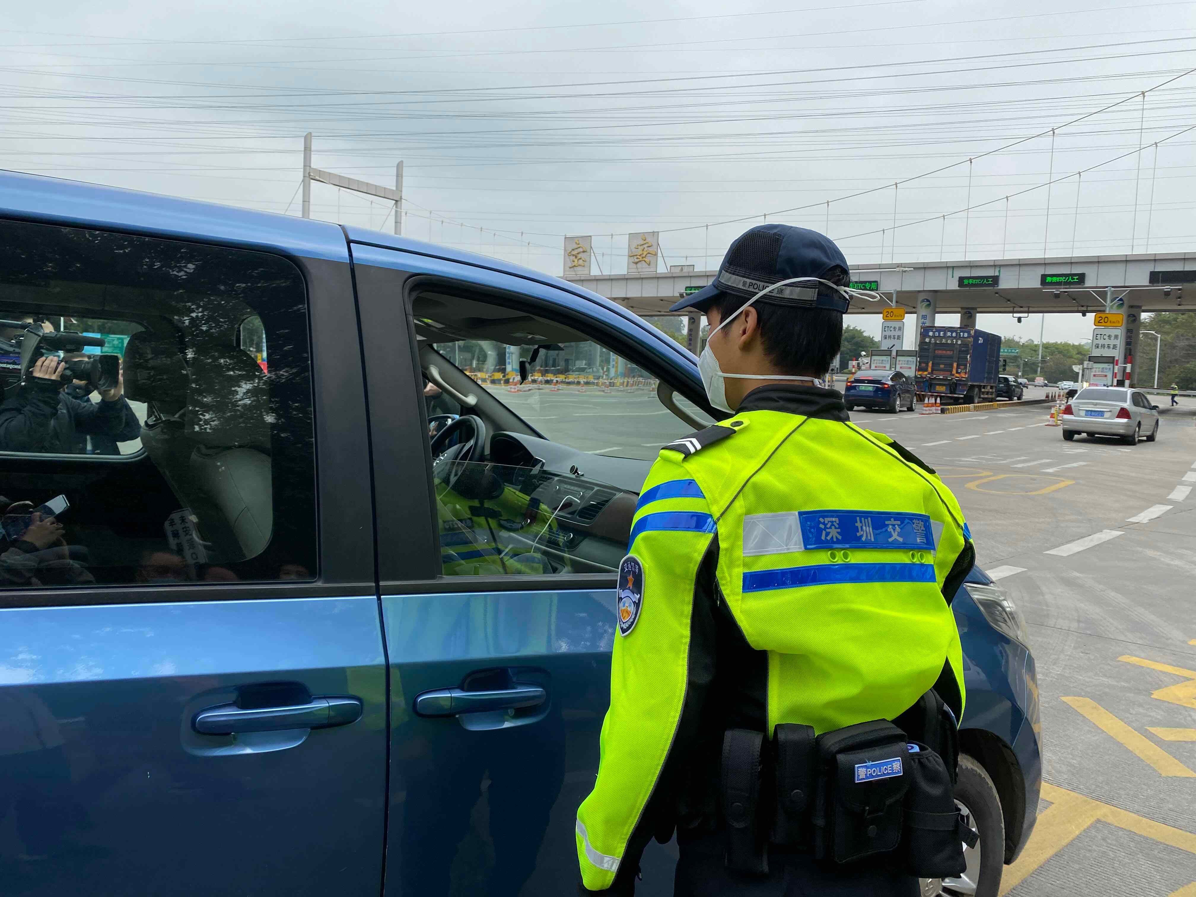 先锋快报深圳交警提前十天上岗执勤打响2022年春运交通安全保卫战