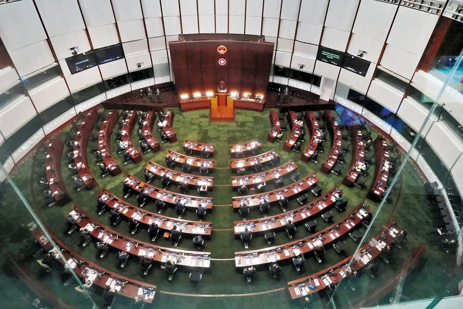 特首在答问大会上详述了特区政策局改组,由现时三司十三局改为三司