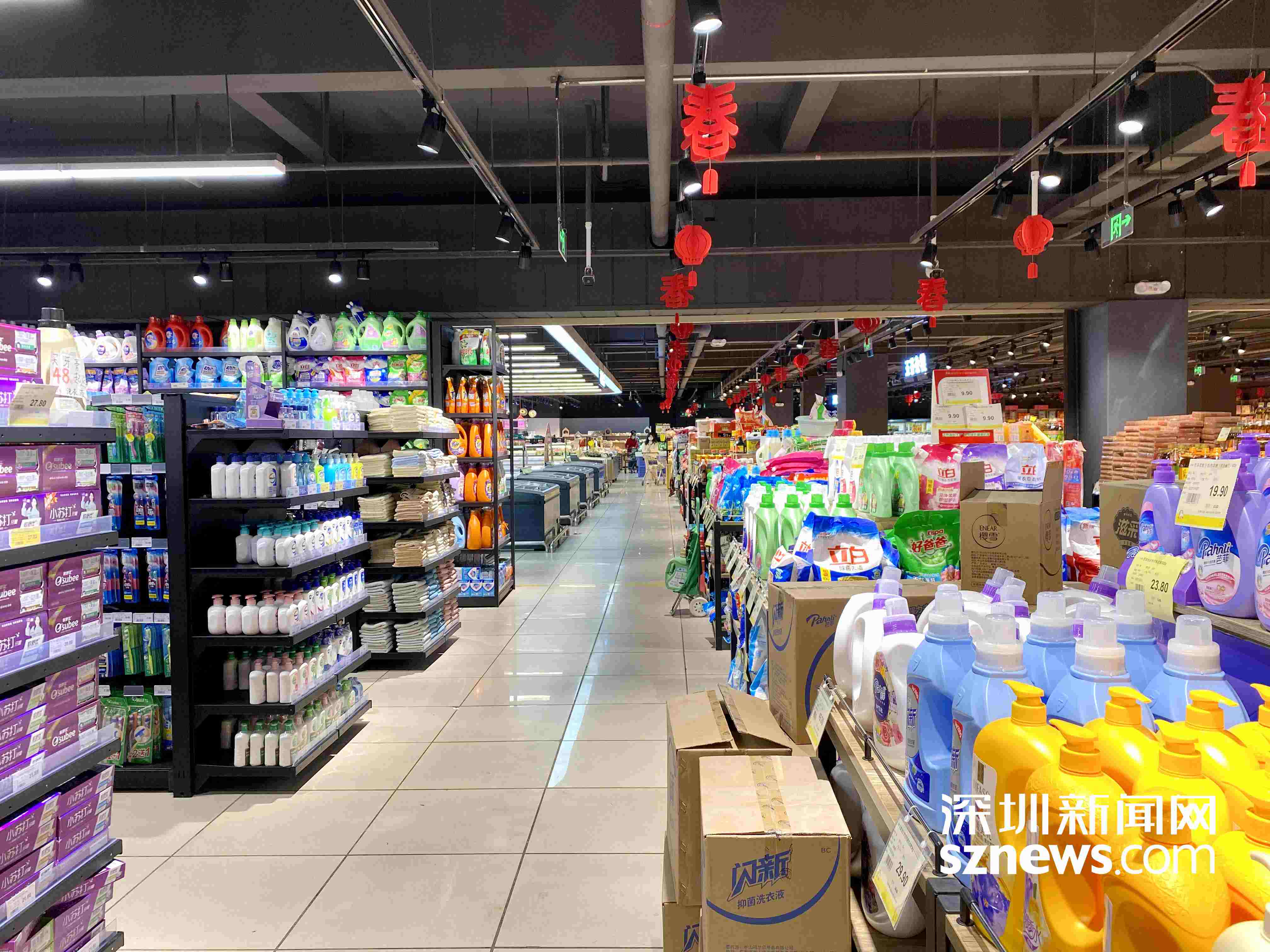 莫慌光明商超米面粮油货架满满当当市民有序购买