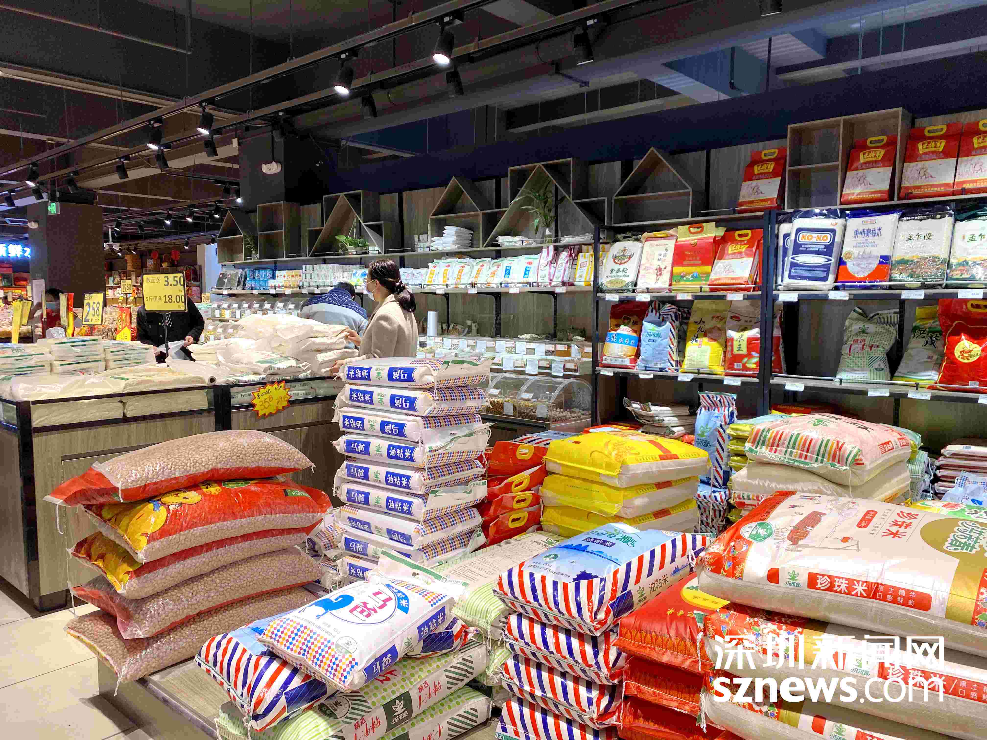 莫慌光明商超米面粮油货架满满当当市民有序购买