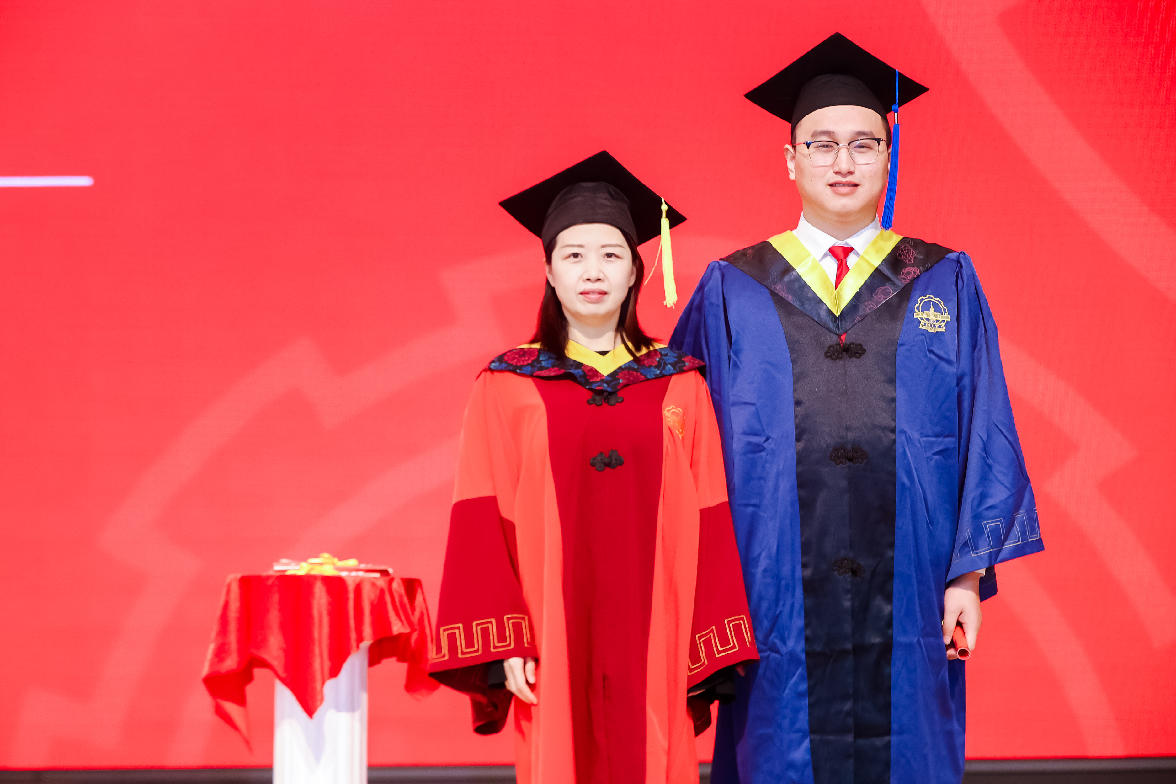 主礼教授为硕士毕业生授予学位凭证毕业生宣誓合唱《哈尔滨工业大学