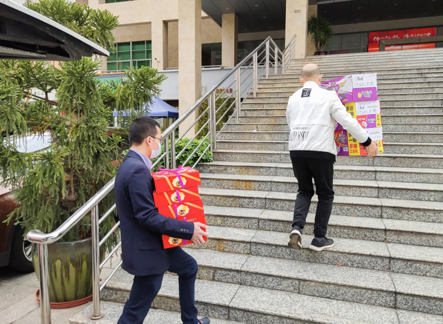 光明区工商联公明商会走访慰问公明街道五大社区一线抗疫人员