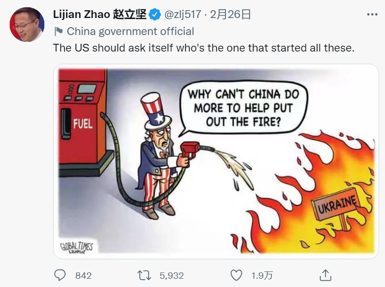 漫画右下角,乌克兰陷入愈演愈烈的火势之中,另一边,加油机前,头戴美国