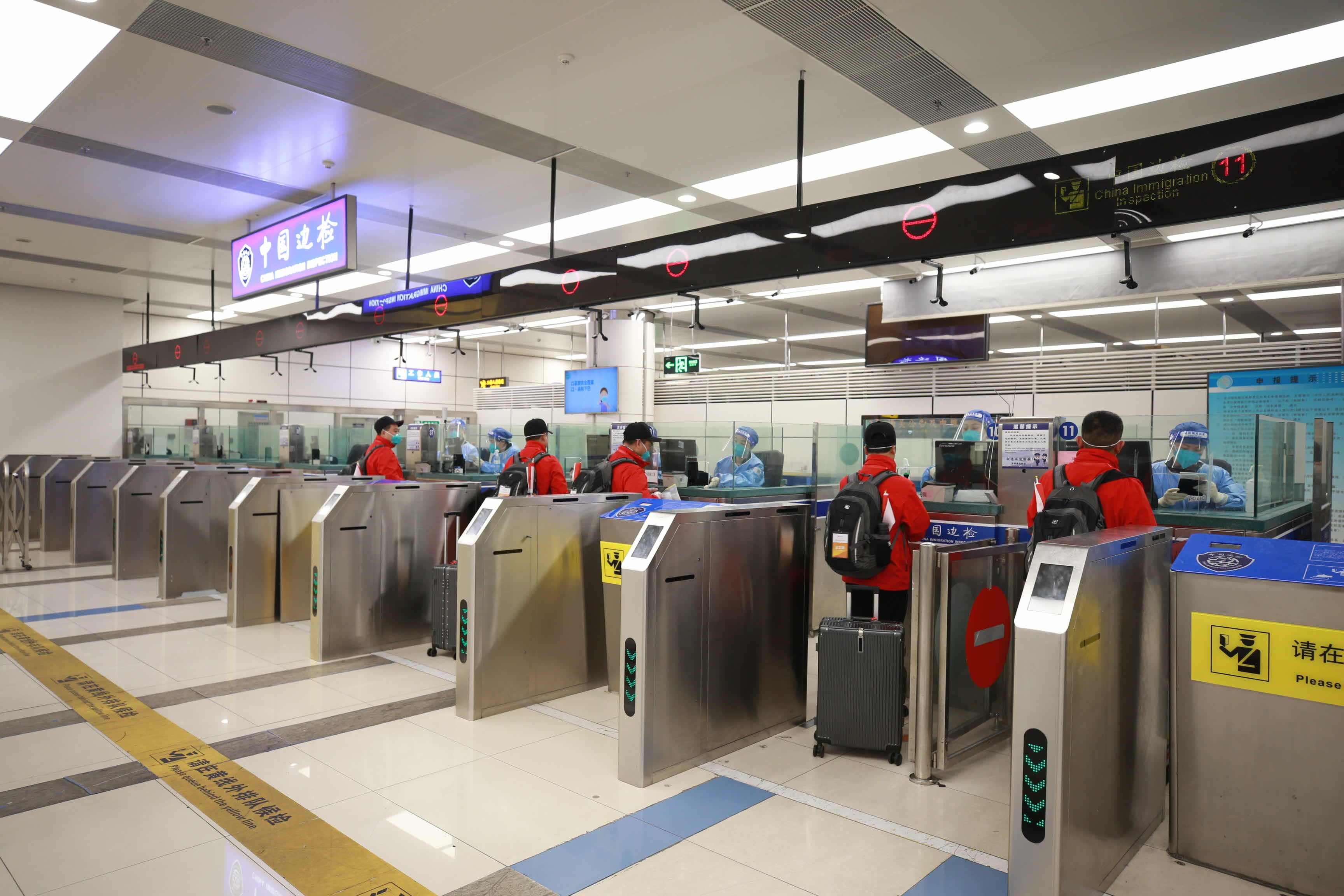 先锋快报深圳湾边检站助力援港人员快捷通关