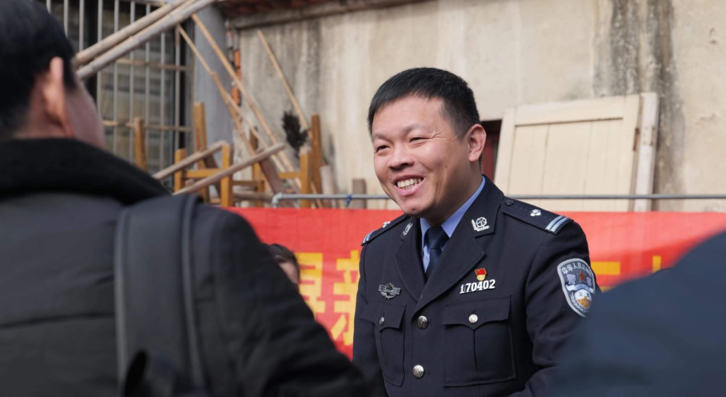 ""失忆者"李朝阳(化名)紧紧握住浙江省台州市公安局路桥分局刑事科学