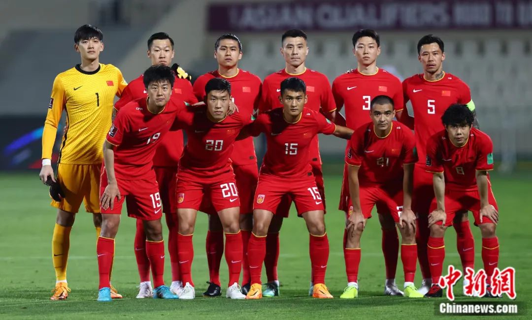 国足进球后这个瞬间泪目了