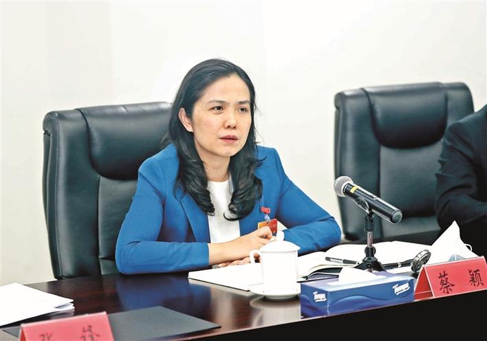 蔡颖参加第1第9代表团分组讨论时表示率先打造新的城市化发展样板