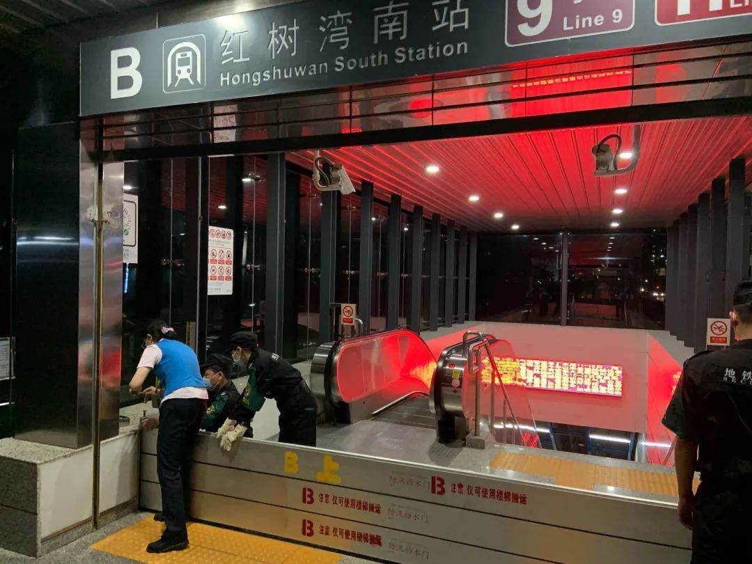 多图直击风里雨里的城市守护者和深圳上班人