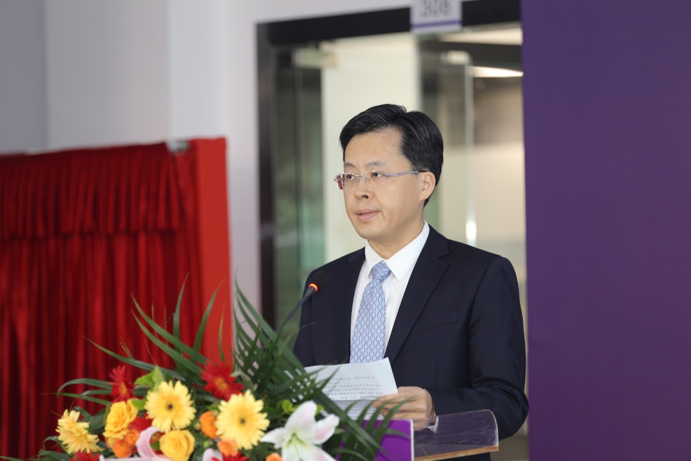 龙岗区区长王策飞在致辞中说,龙岗是深圳的产业大区