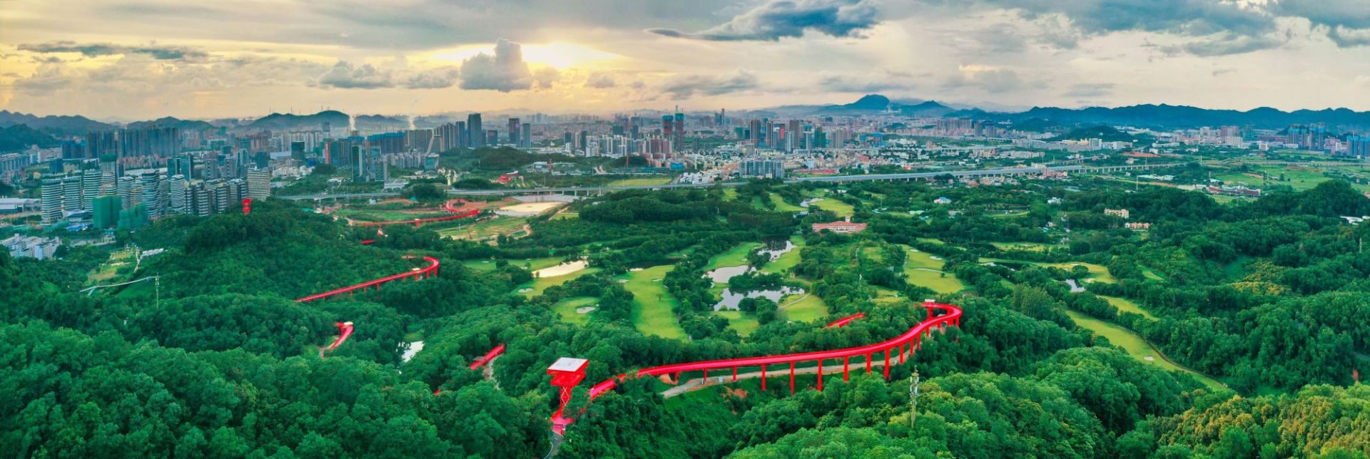 薄雾中的深圳市光明区虹桥公园.
