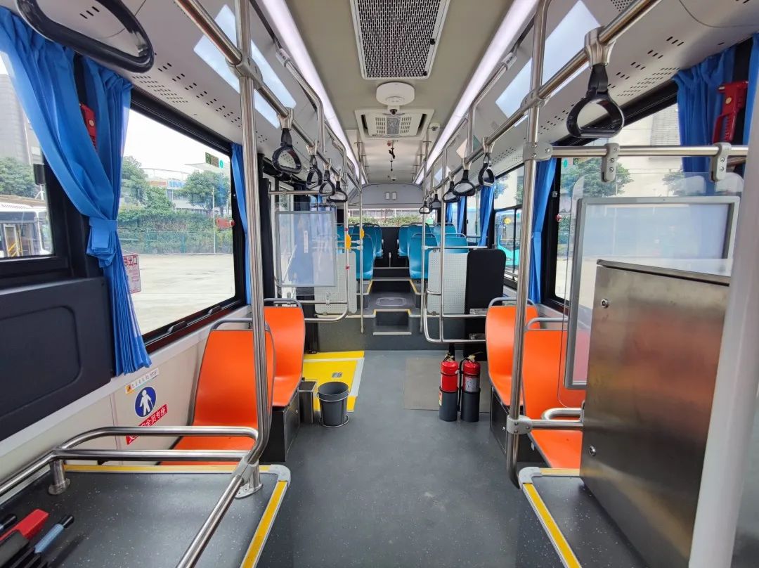 深圳公交车迎来上新乘坐空间更大每个座位旁都有usb充电口