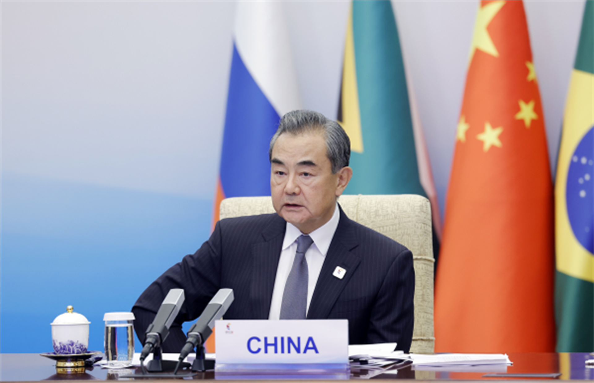 直新闻:金砖国家系列外长会周四(19日)以视频方式成功举行,王毅在金砖