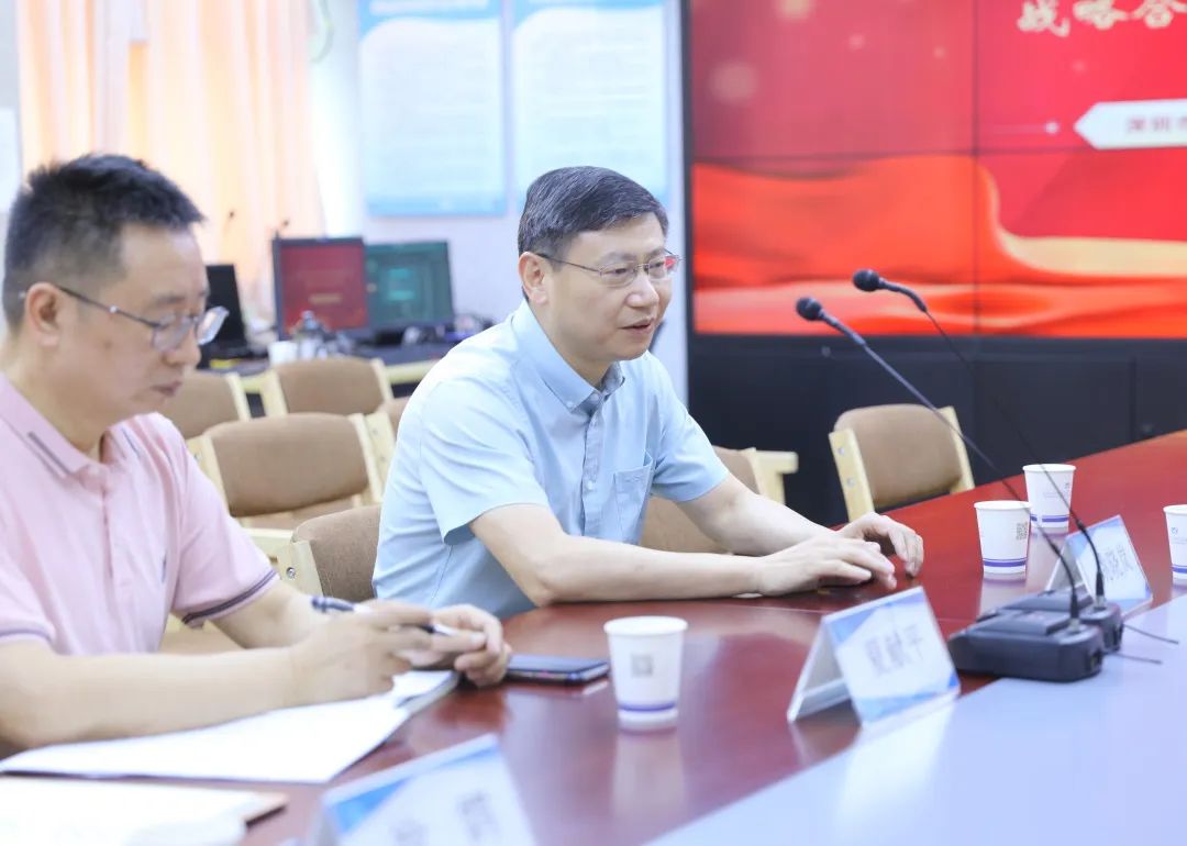 总校长,育才中学校长,育才二中校长姚晓岚与深圳市龙华中学负责人杨