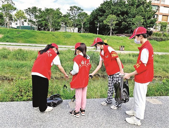 田寮社区小义工清理路边垃圾杂物