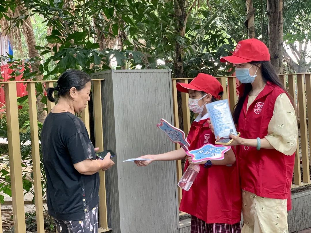福田区教科院附小"小手拉大手佩戴口罩 文明劝导"小小志愿者实践活动