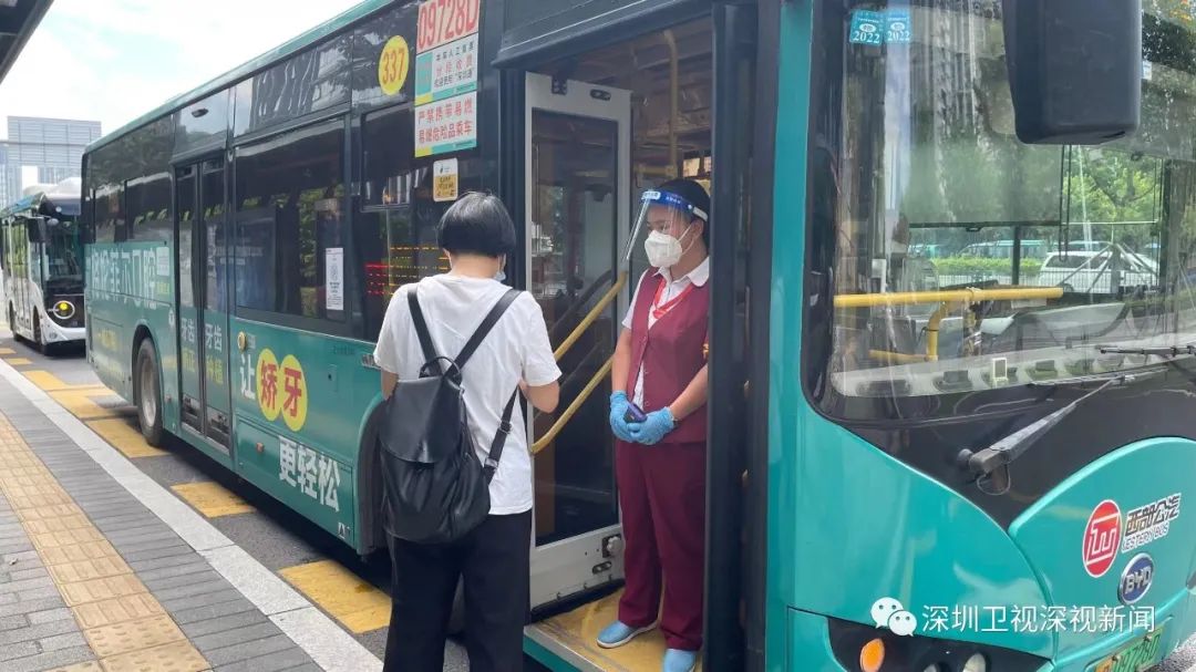 深圳巴士集团有限公司石厦南车队队长钟乃基告诉记者,从5日开始,对