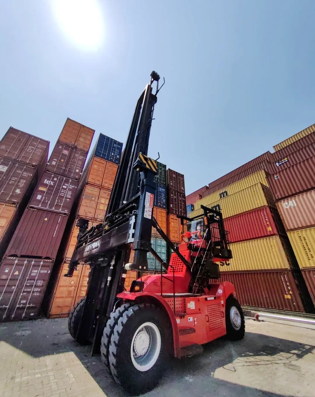 大铲湾码头投入使用深圳市首批电动空箱堆高机