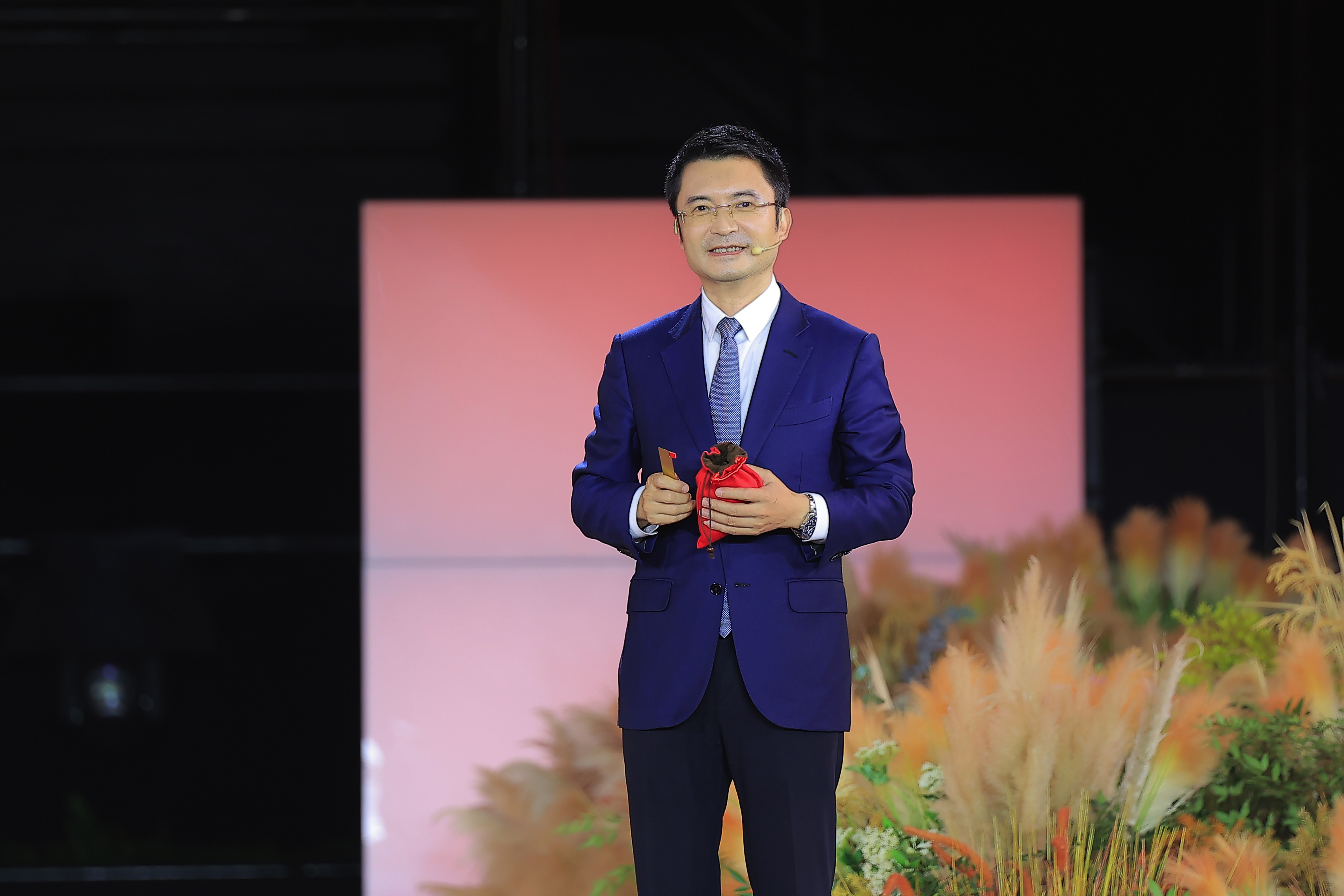 推介大会现场"以楼群为幕布,以天地为舞台",福田区委书记黄伟再次化身