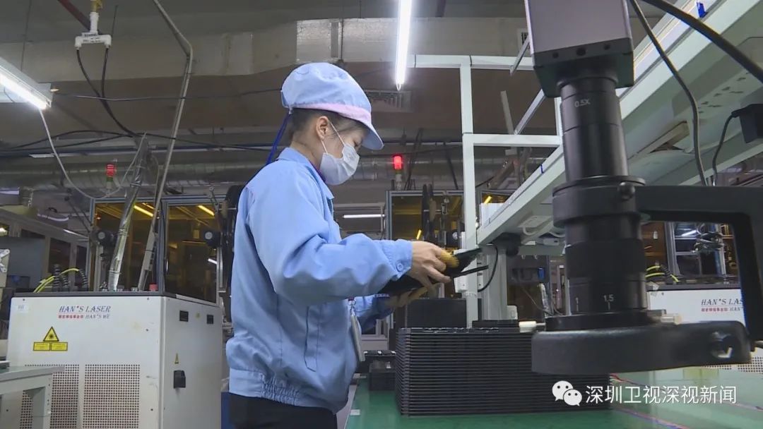 在信维通信组装车间,工人们正在熟练地对产品外观包装进行查验.