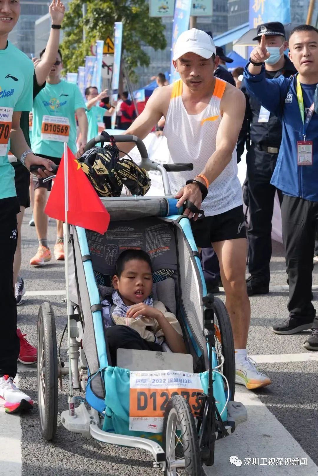 推着脑病儿子跑马,带爱犬照片参赛…今年的深圳马拉松好有爱!