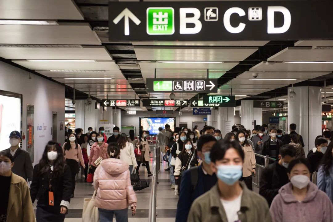深圳地铁全网客流创历史最高纪录】2月17日,深圳地铁各车站人流涌动