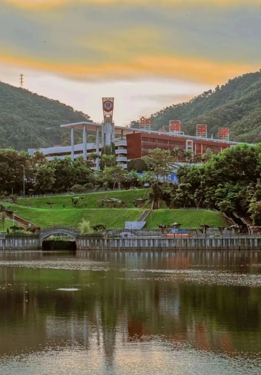 深圳市五大名校之一;深圳最具人气高中……这就是深圳市红岭中学,不少