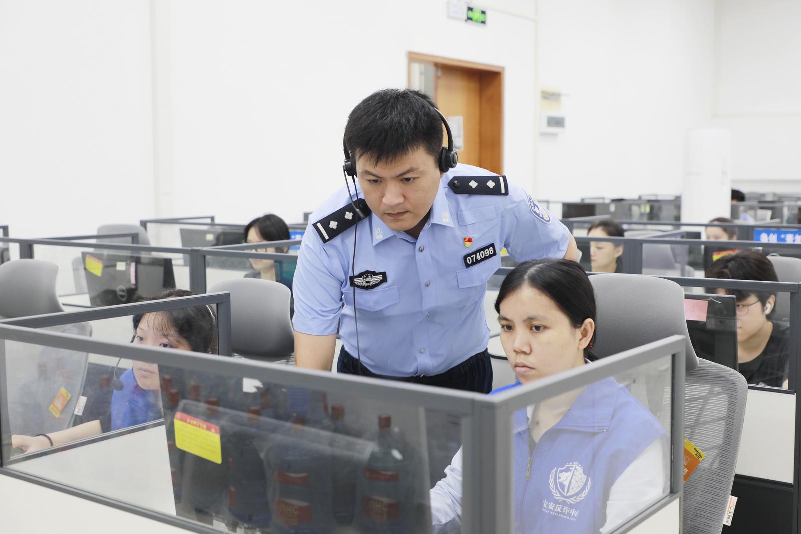 夏季行动之反诈一线警察群像深圳市公安局宝安分局南舒文做人民群众最