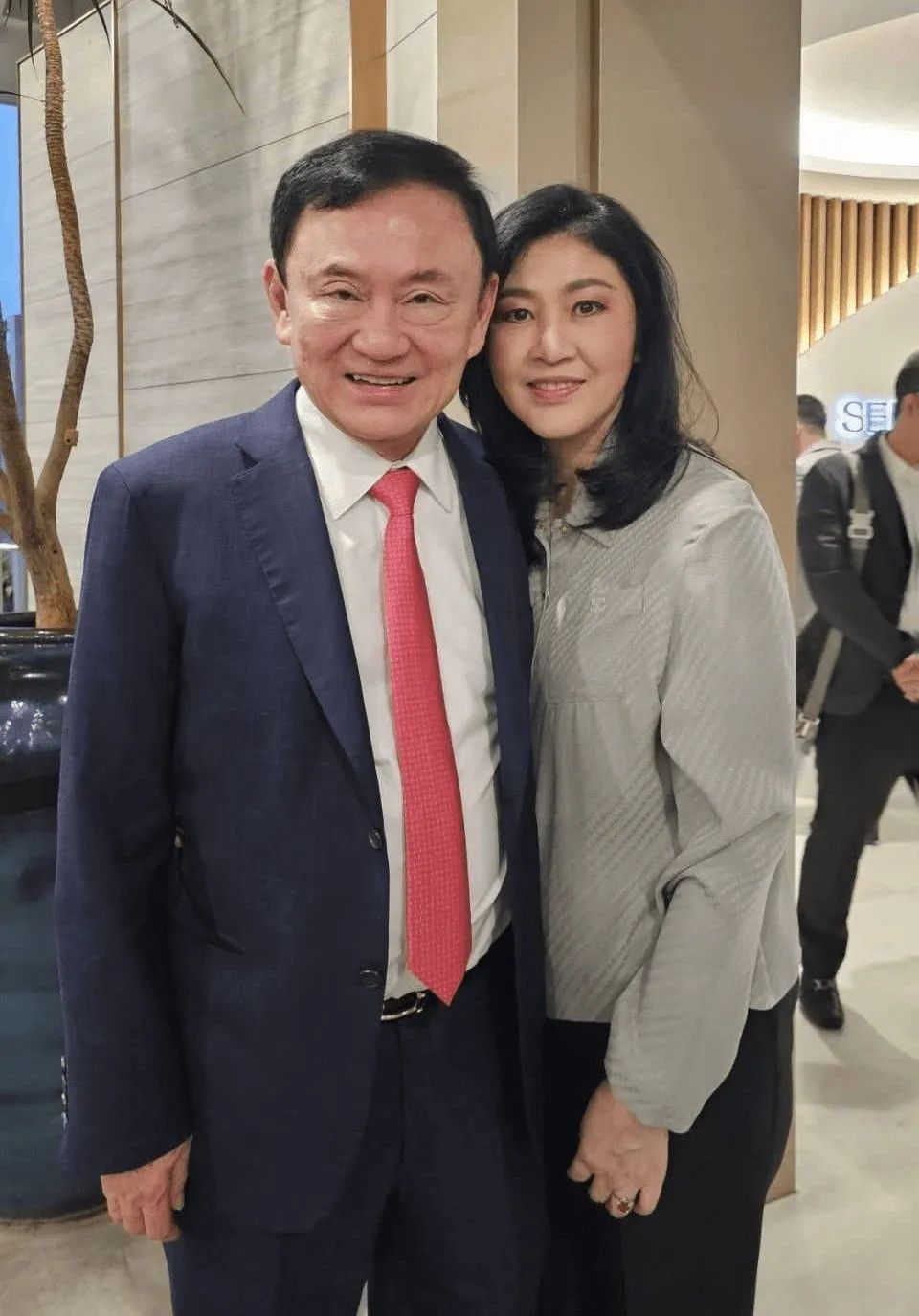 最新泰国前总理他信回国旋即被逮捕