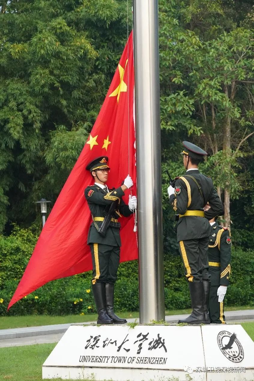 国旗下,深圳校区师生代表用饱含热情的诗朗诵为祖国送上祝福.