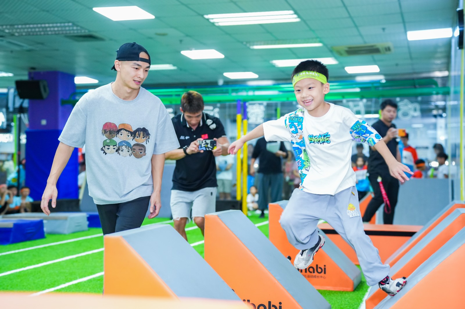 看跑酷少年飞檐走壁新颖项目吸引少儿主动运动