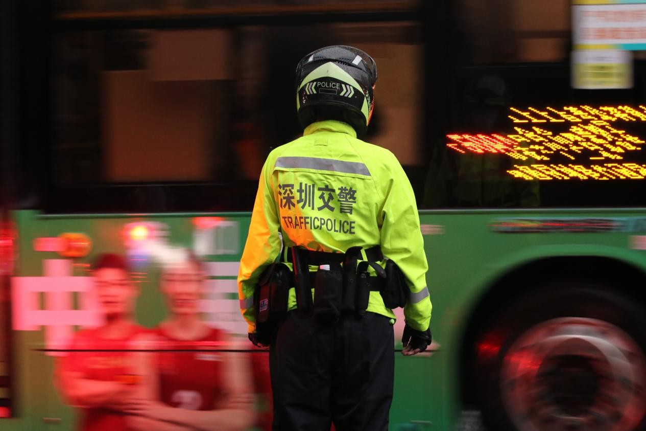 执勤途中遇老者求助交警警力暖心陪伴获赞