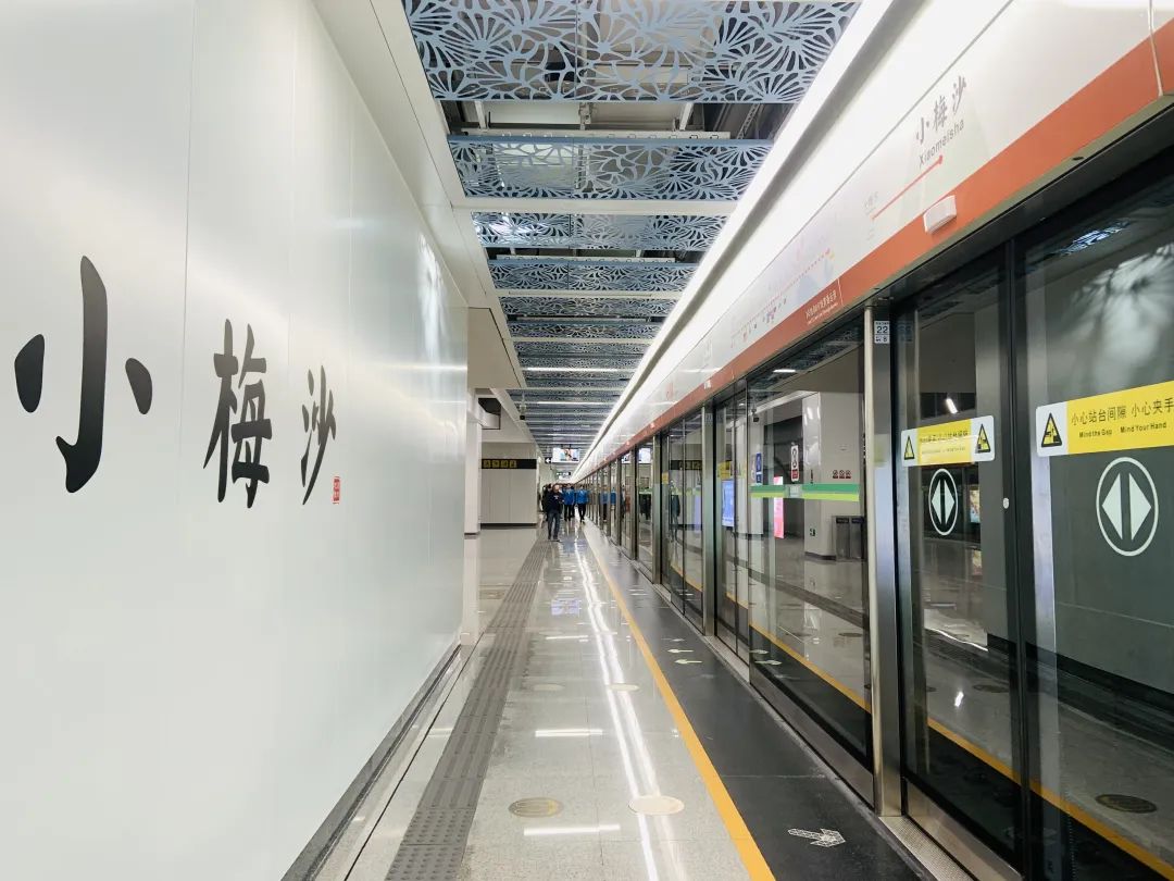 小梅沙站大梅沙站盐田墟站鸿安围站▼下面一起来看看四个地铁站的现场