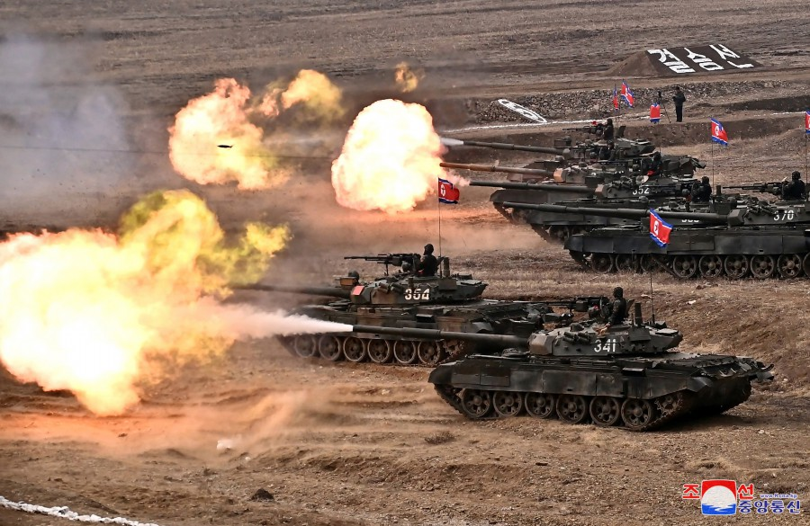 新型坦克亮相金正恩指导坦克部队训练