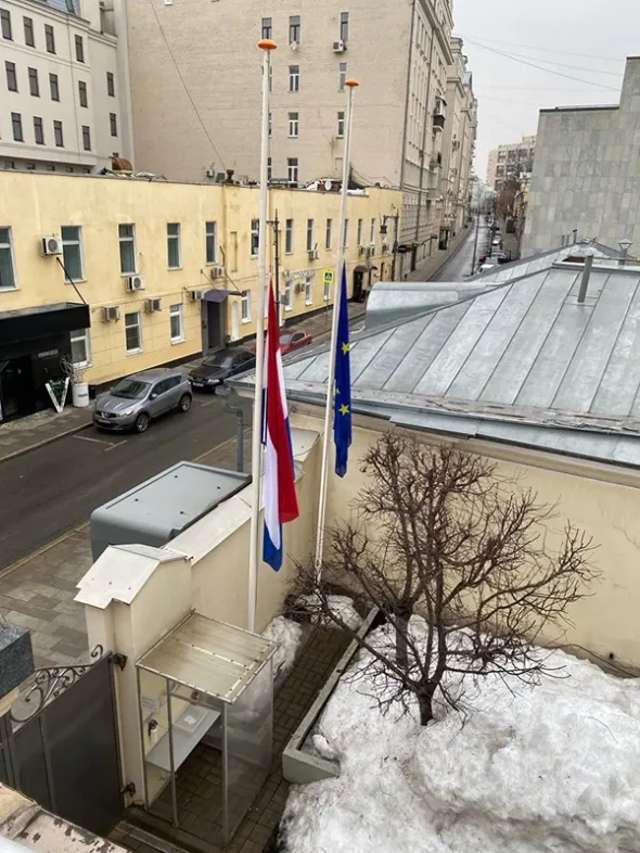 美国驻莫斯科大使馆降半旗致哀