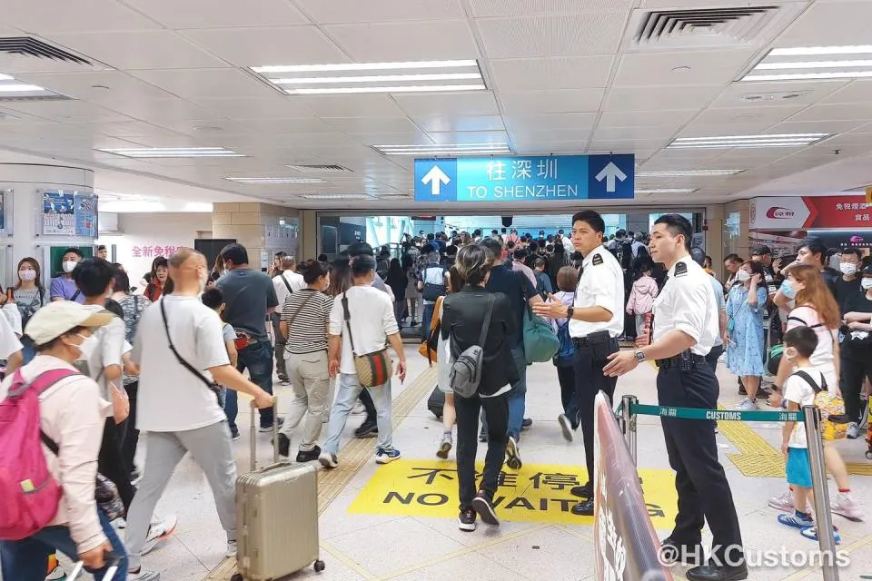 小长假首日超77万人次出入境各大口岸爆棚丨香港一日