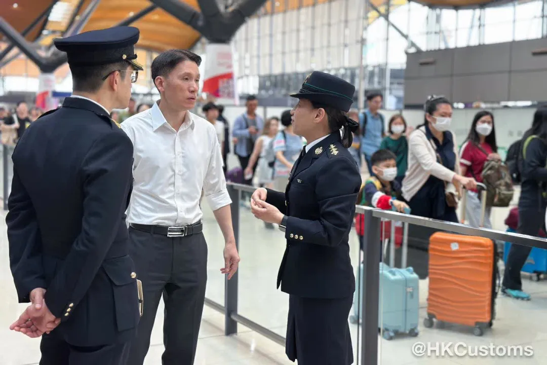 香港海关副关长胡伟军当天与一众口岸指挥官到港珠澳大桥,罗湖及