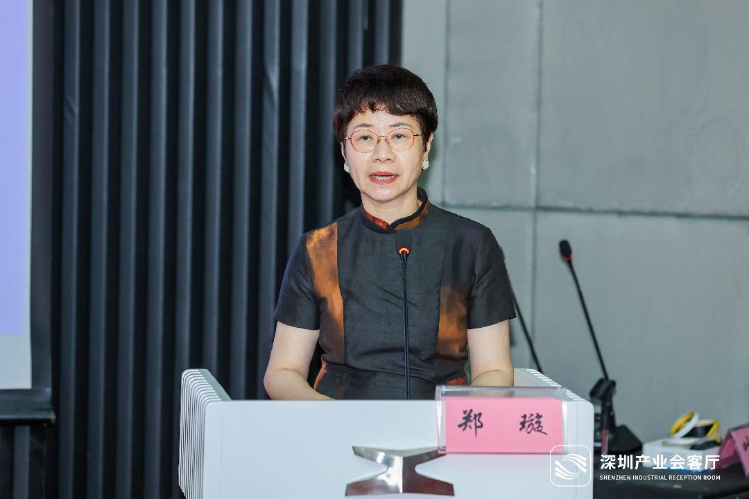 深圳市工业和信息化局局领导郑璇参加活动并致辞,市工业展览馆副馆长