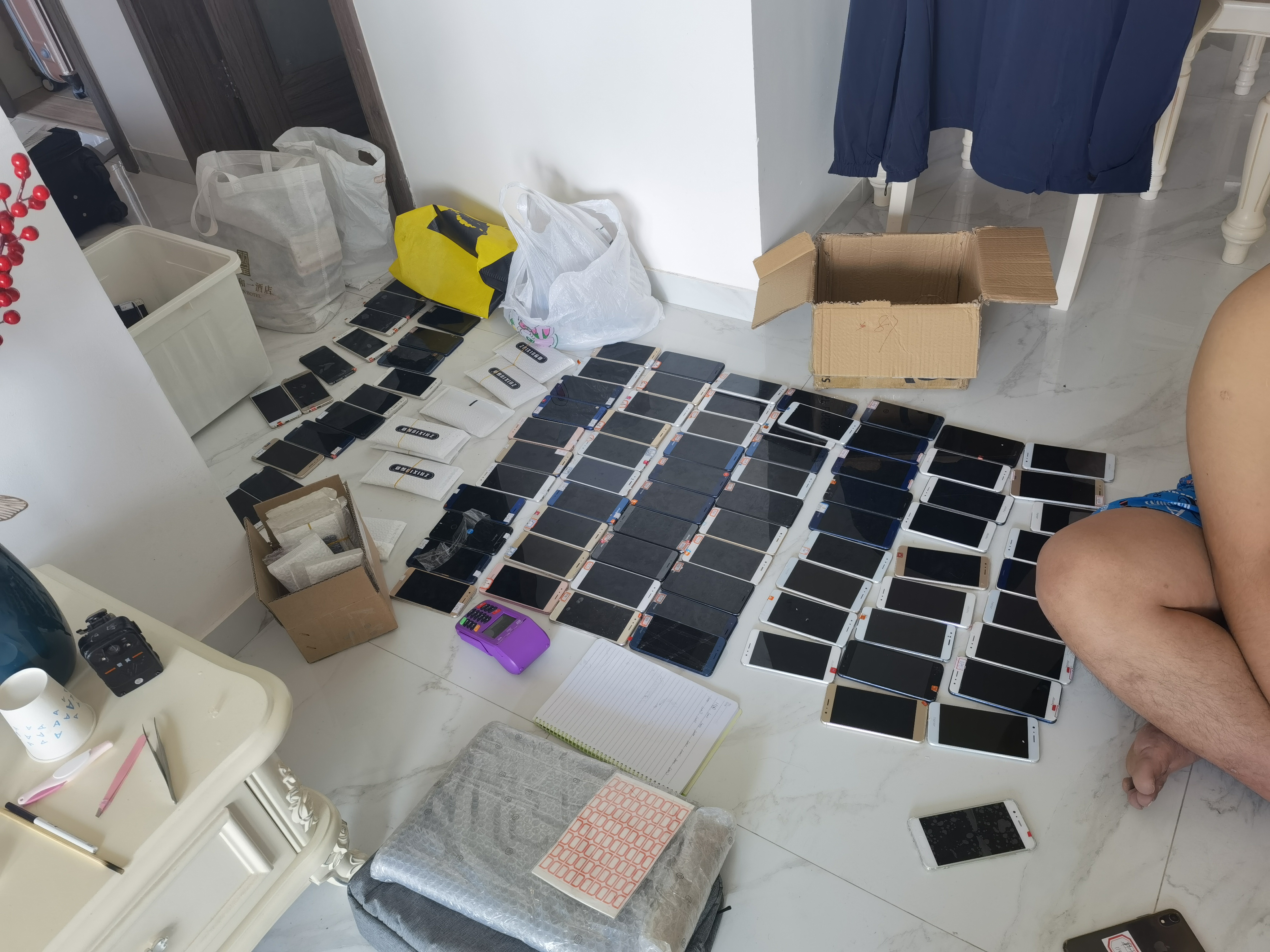 李先生按照短信里的指示,点击链接,输入身份证号,银行卡账户和手机