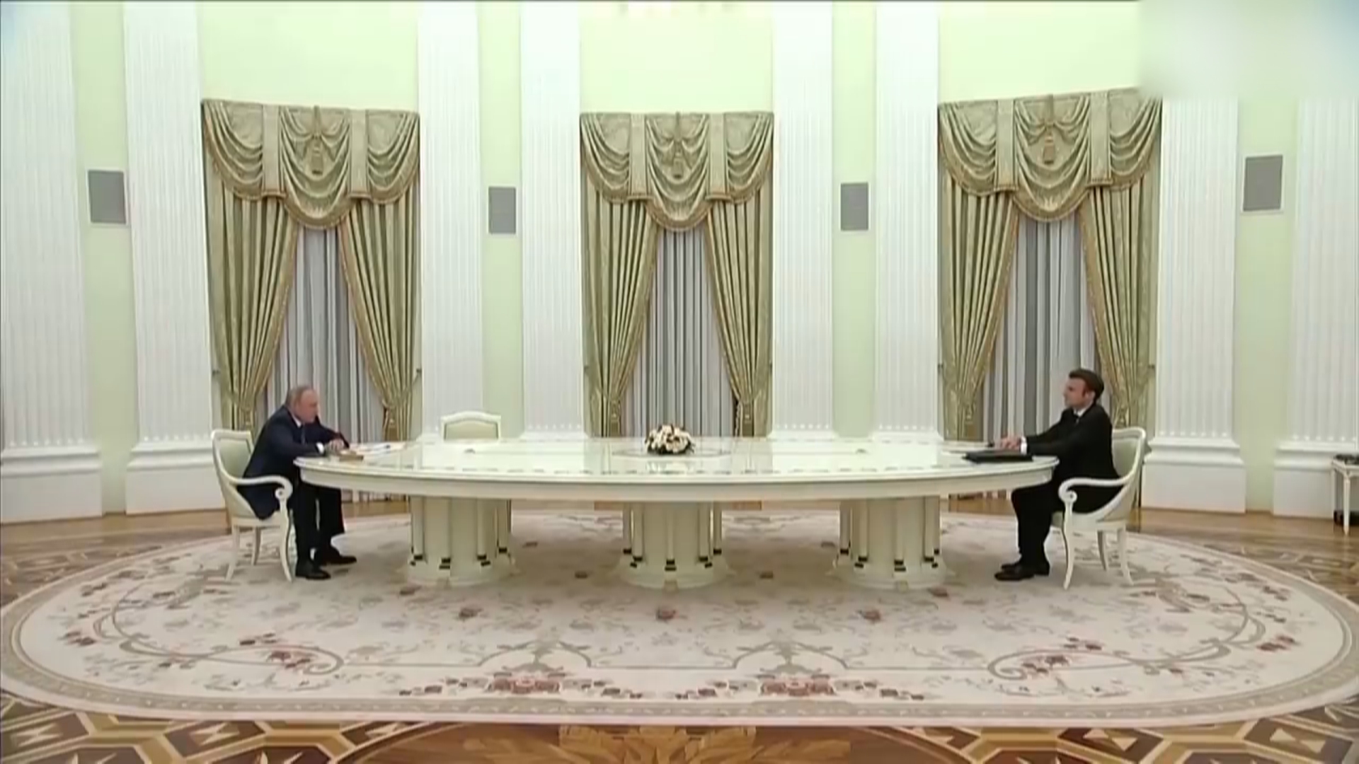 乌克兰总统联系不上普京，请求马克龙带话“别打了”
